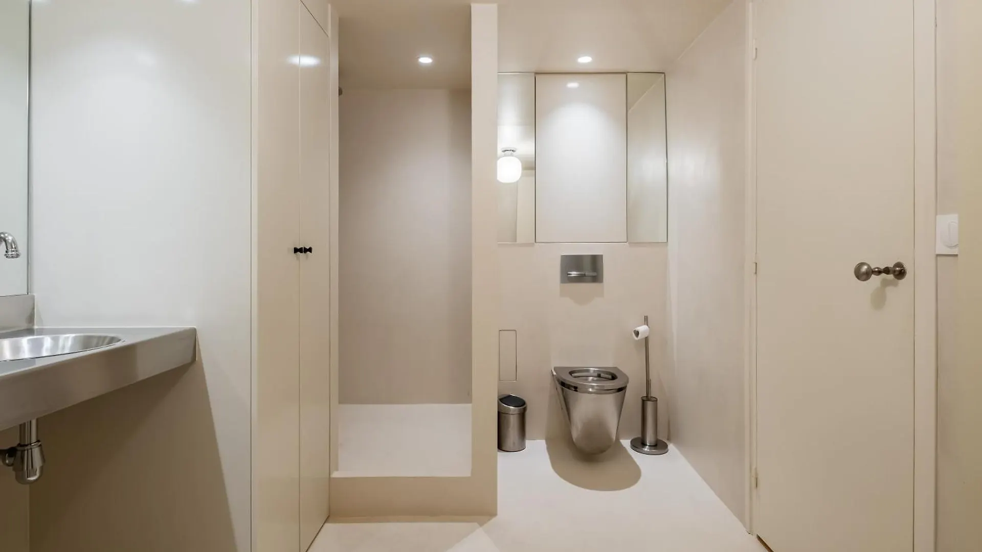 Veeve - Soaring Ceilings, Wondrous Windows Apartment Paris France