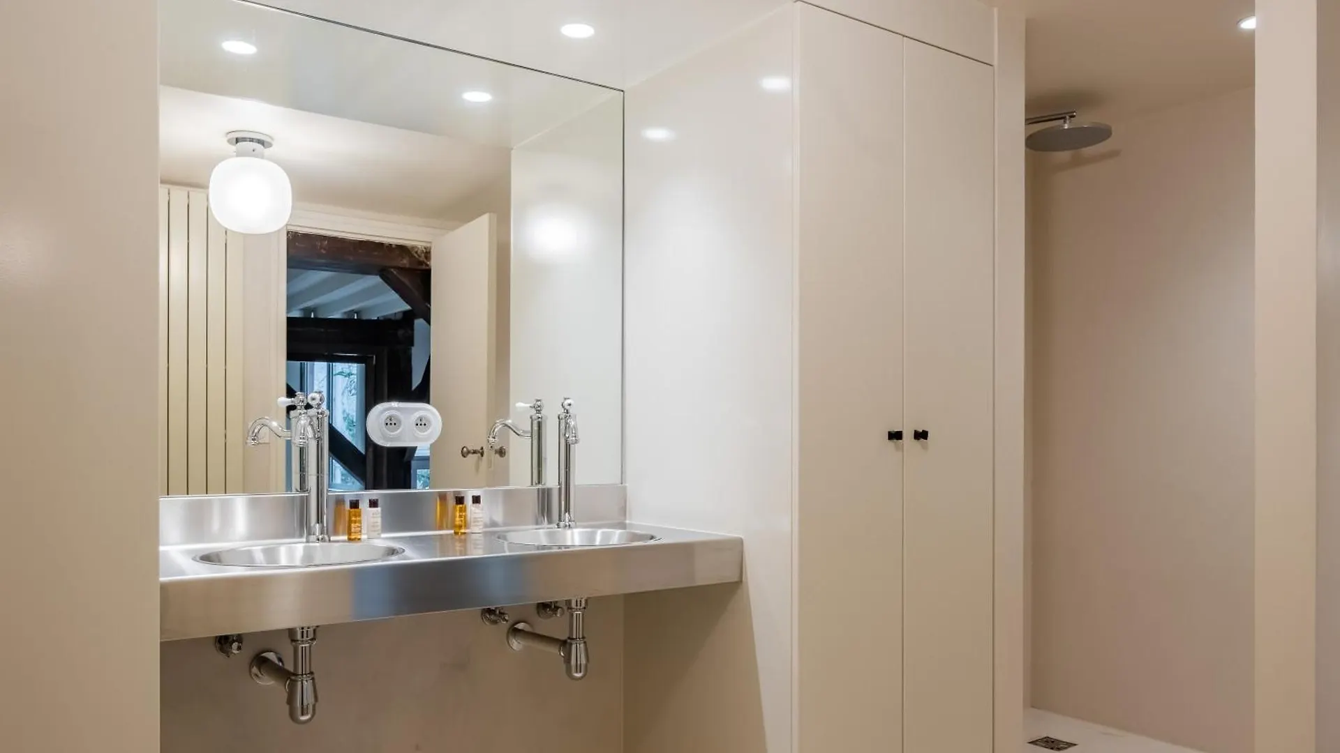 Veeve - Soaring Ceilings, Wondrous Windows Apartment Paris
