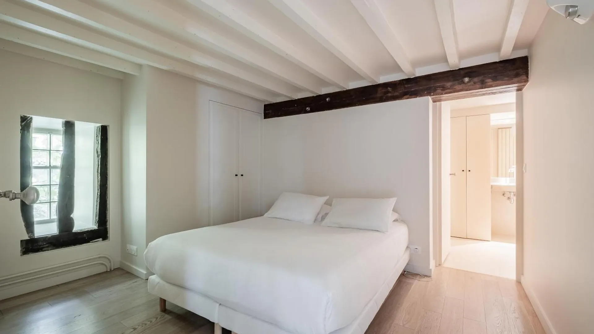 Veeve - Soaring Ceilings, Wondrous Windows Apartment Paris