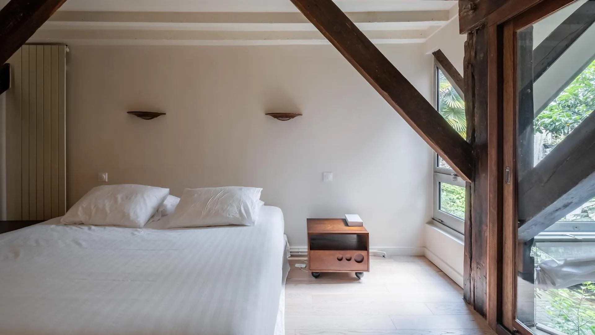 Veeve - Soaring Ceilings, Wondrous Windows Apartment Paris