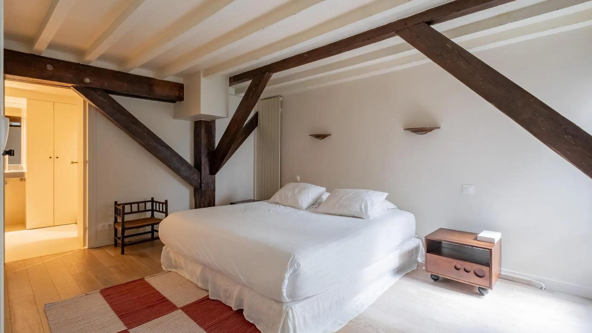 Veeve - Soaring Ceilings, Wondrous Windows Apartment Paris France