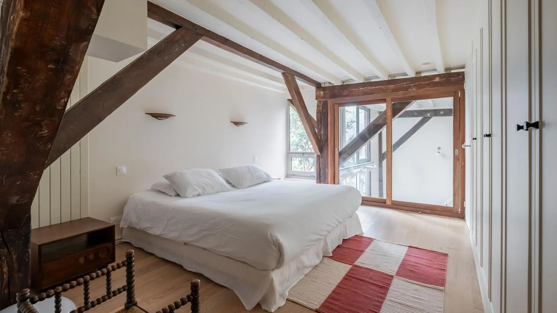 Veeve - Soaring Ceilings, Wondrous Windows Apartment Paris France