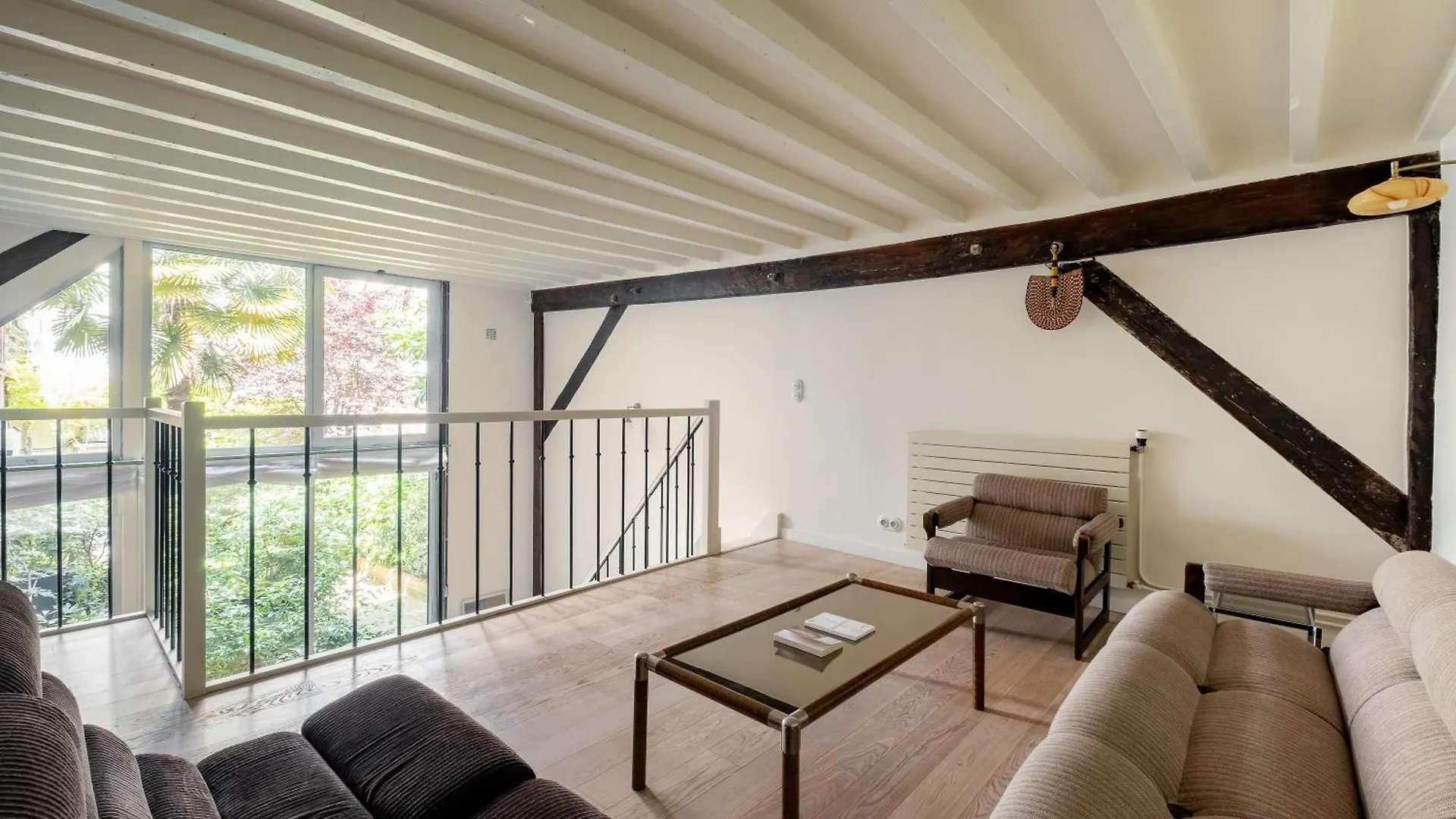 Veeve - Soaring Ceilings, Wondrous Windows Apartment Paris France