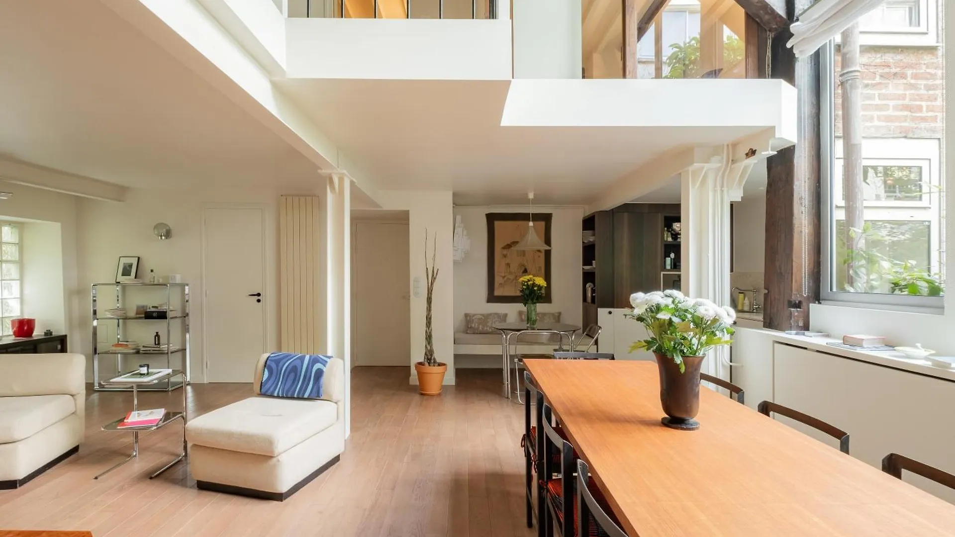 Veeve - Soaring Ceilings, Wondrous Windows Apartment Paris