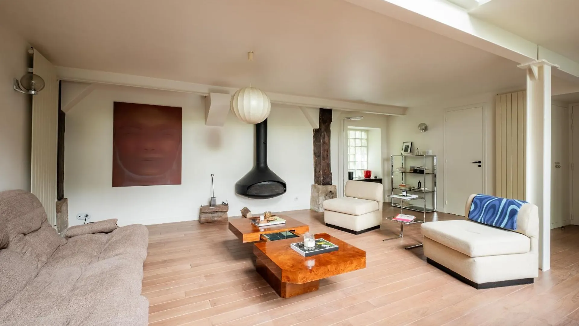 Veeve - Soaring Ceilings, Wondrous Windows Apartment Paris France